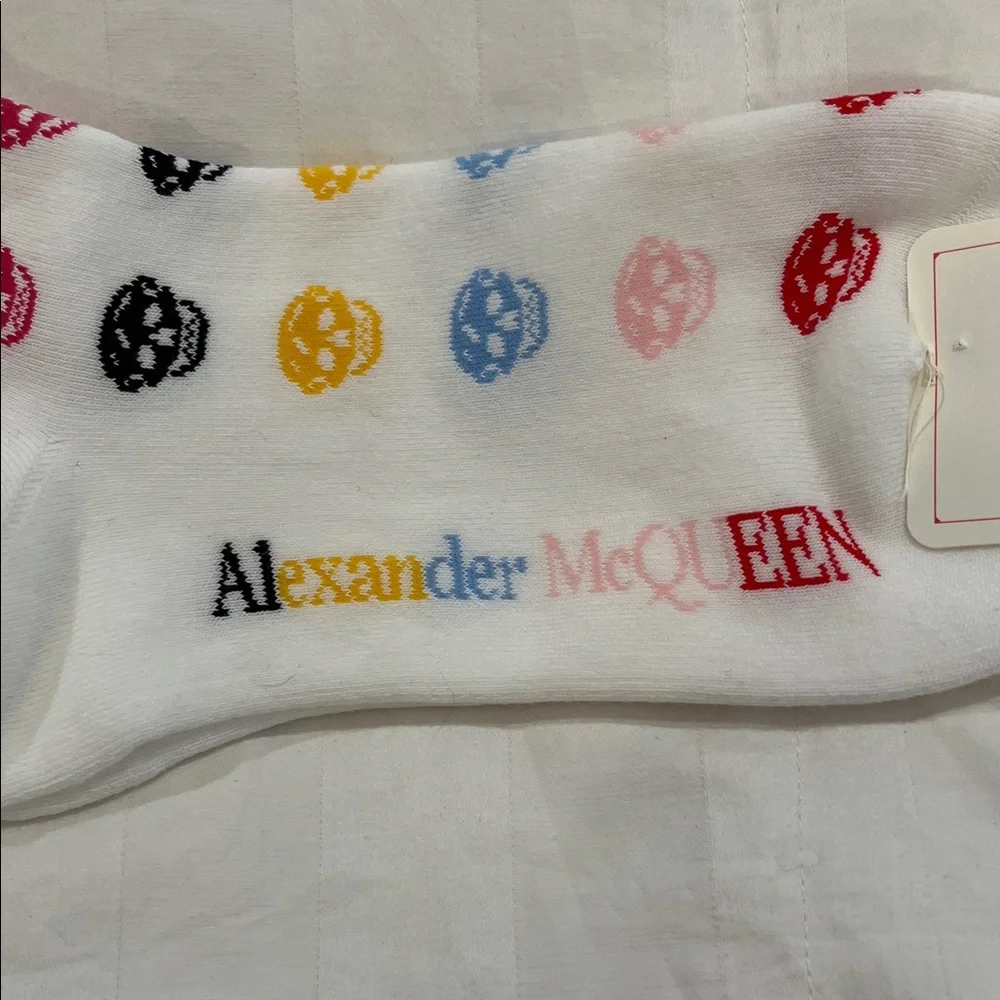 Alexander McQueen White Socks with Multicolor Skull Pattern - Picture 2 of 5